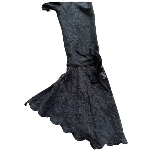 Vince Camuto Black Lace Bell Sleeve Blouse Keyhole Button Back Size Medium - Picture 8 of 16